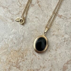 Vintage Sarah Coventry Gold Oval Black Onyx Pendant Necklace